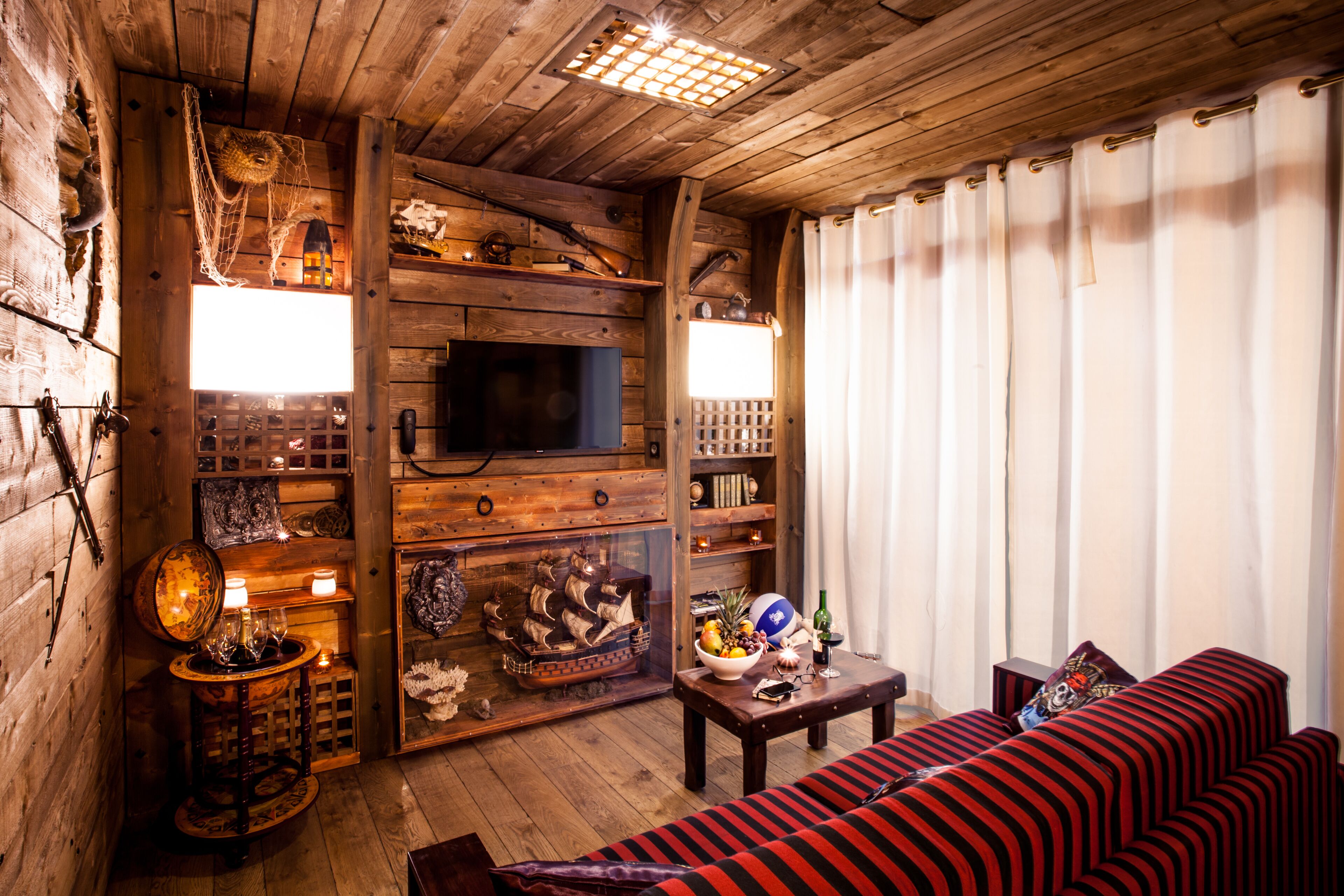 suite "barbe noire" 6 people (2 rooms and a sofa bed in the living room) | children’s theme room