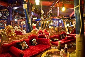 Cocktailbar, utsikt mot poolen, öppet alla dagar