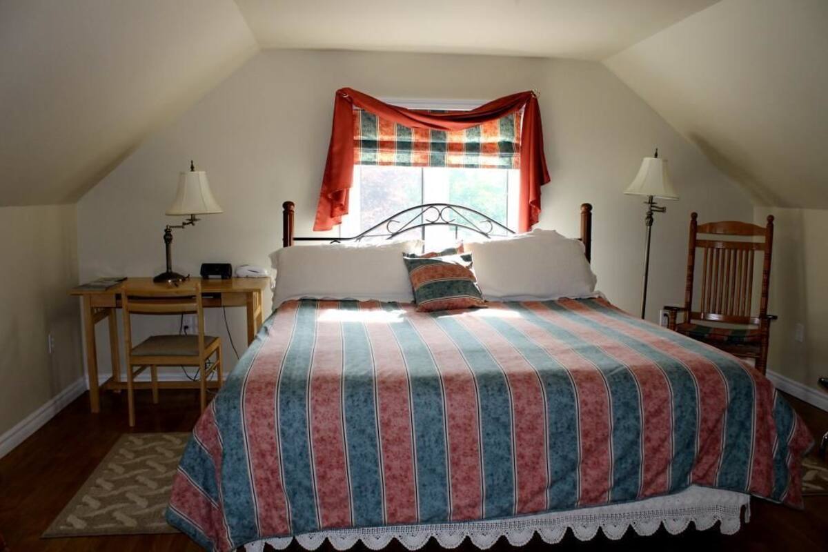 Room, 1 Katil Raja (King), Hot Tub | Dihias secara berasingan, dilengkapkan perabot secara berasingan, meja