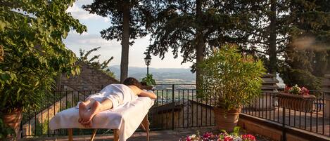 Parihoitohuone(ita), sauna, poreallas, vartalohoitoja