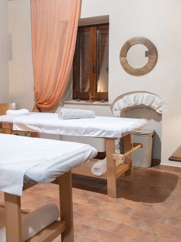 Couples treatment room(s), sauna, hot tub, body treatments