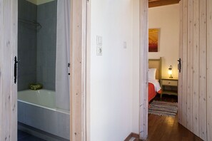 Caja de seguridad en la habitación y tabla de planchar con plancha 