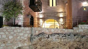 Seasonal outdoor pool, pool umbrellas, sun loungers