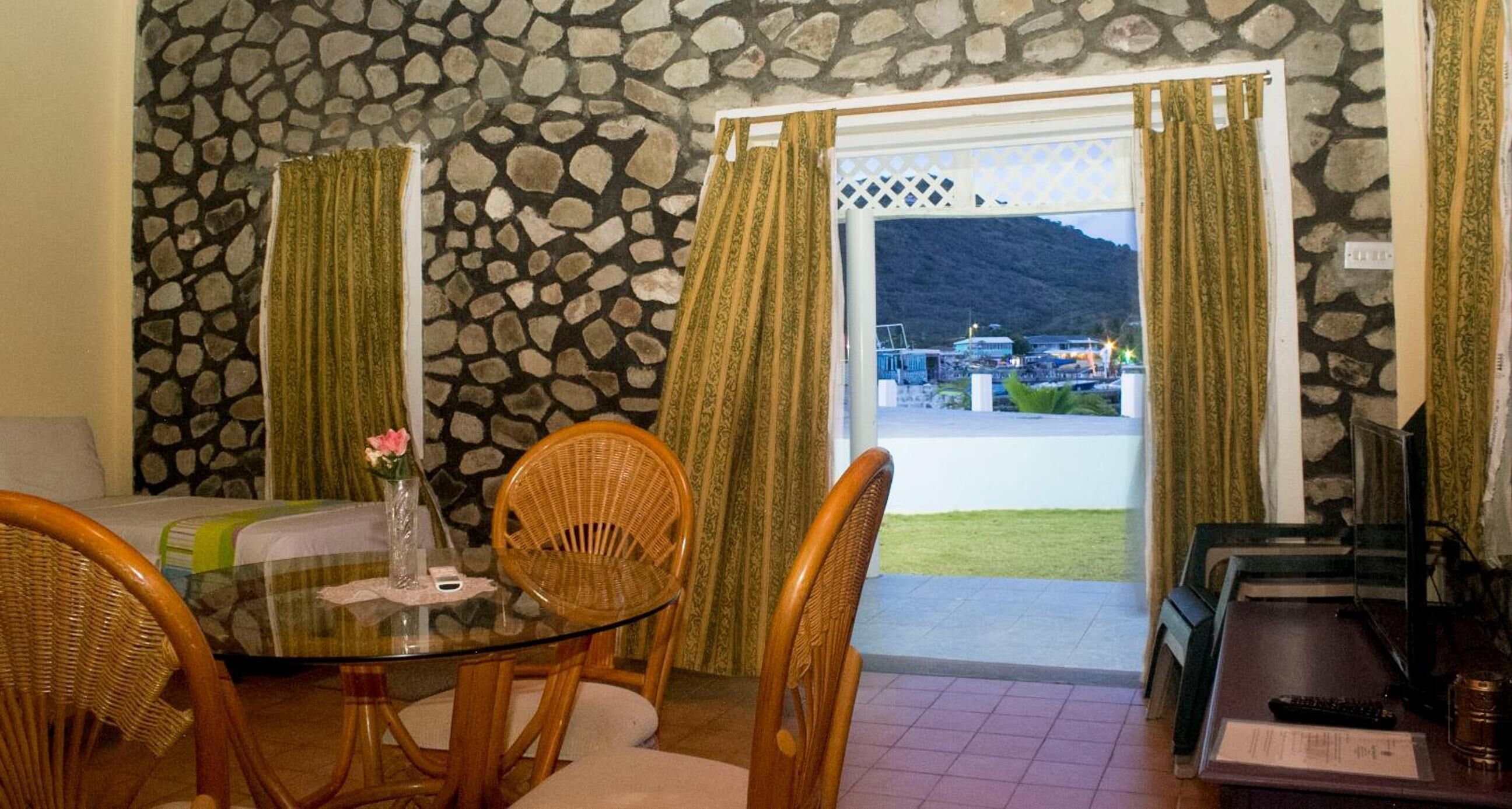 Työpöytä, silitysrauta/-lauta, ilmainen Wi-Fi, vuodevaatteet