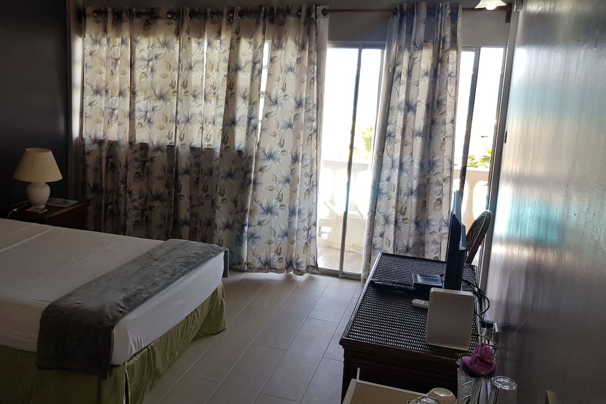Single Room, Ocean View | Desk, iron/ironing board (on request), WiFi (free), bed sheets