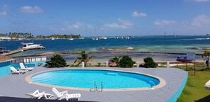 Outdoor pool, sun loungers - Kings Landing Hotel (Union Island)