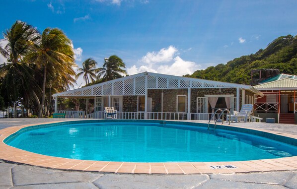 Outdoor pool, sun loungers - Kings Landing Hotel (Union Island)