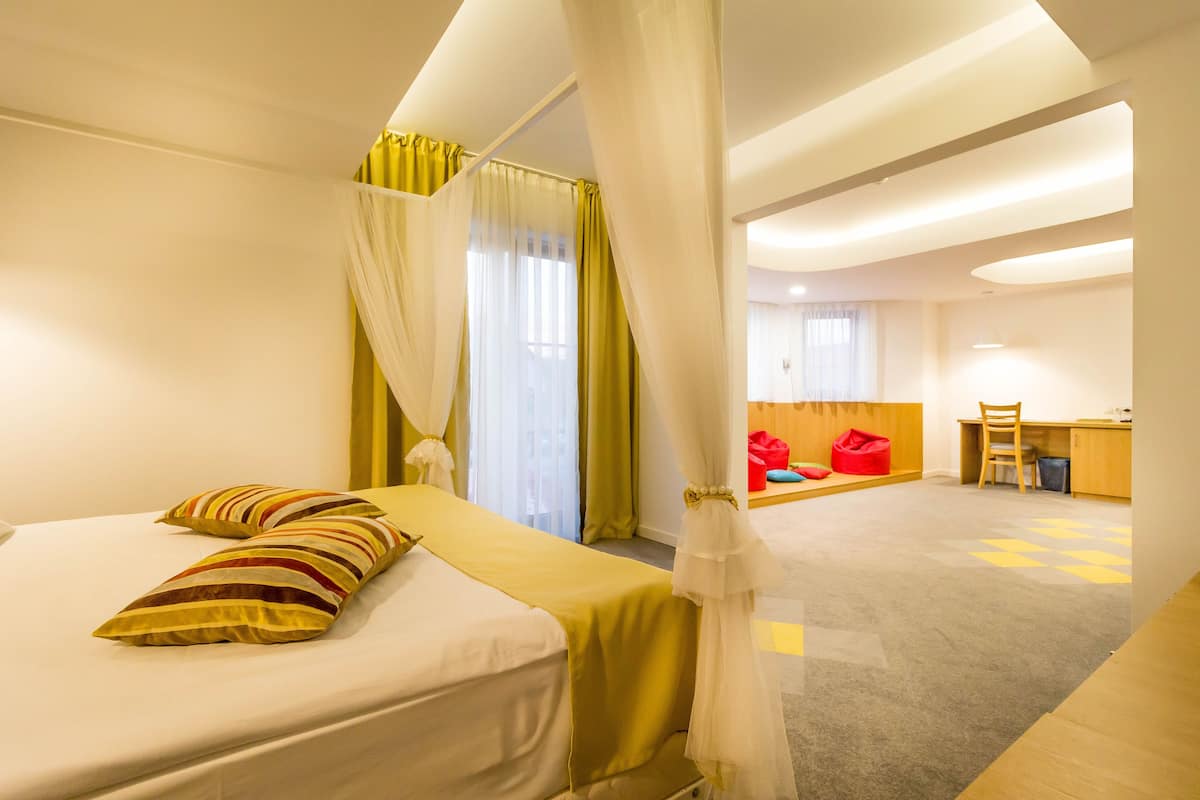 Junior Suite | In-room safe, desk, free cribs/infant beds, free WiFi