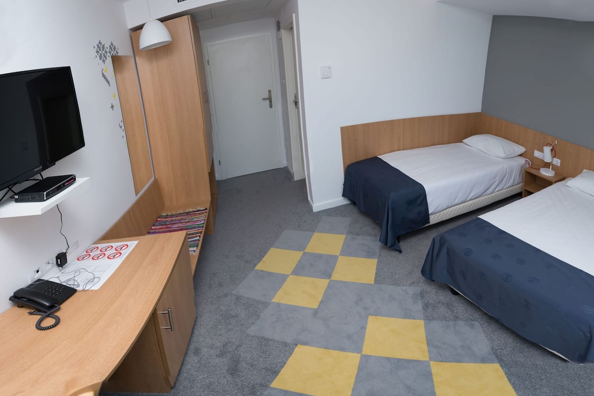 Standard Twin Room | In-room safe, desk, free cribs/infant beds, free WiFi