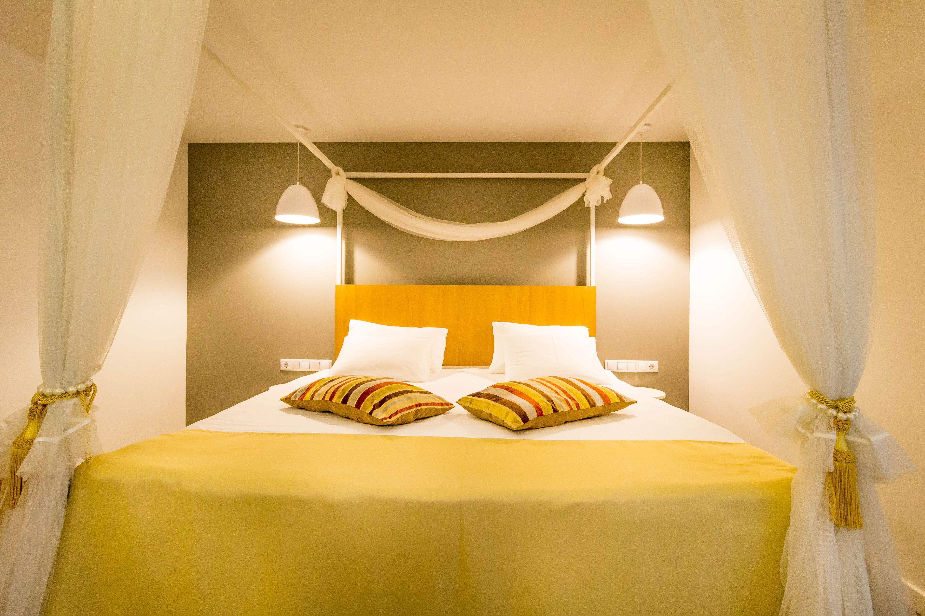 Suíte júnior | Cofres nos quartos, escrivaninha, berços grátis, Wi-Fi de cortesia