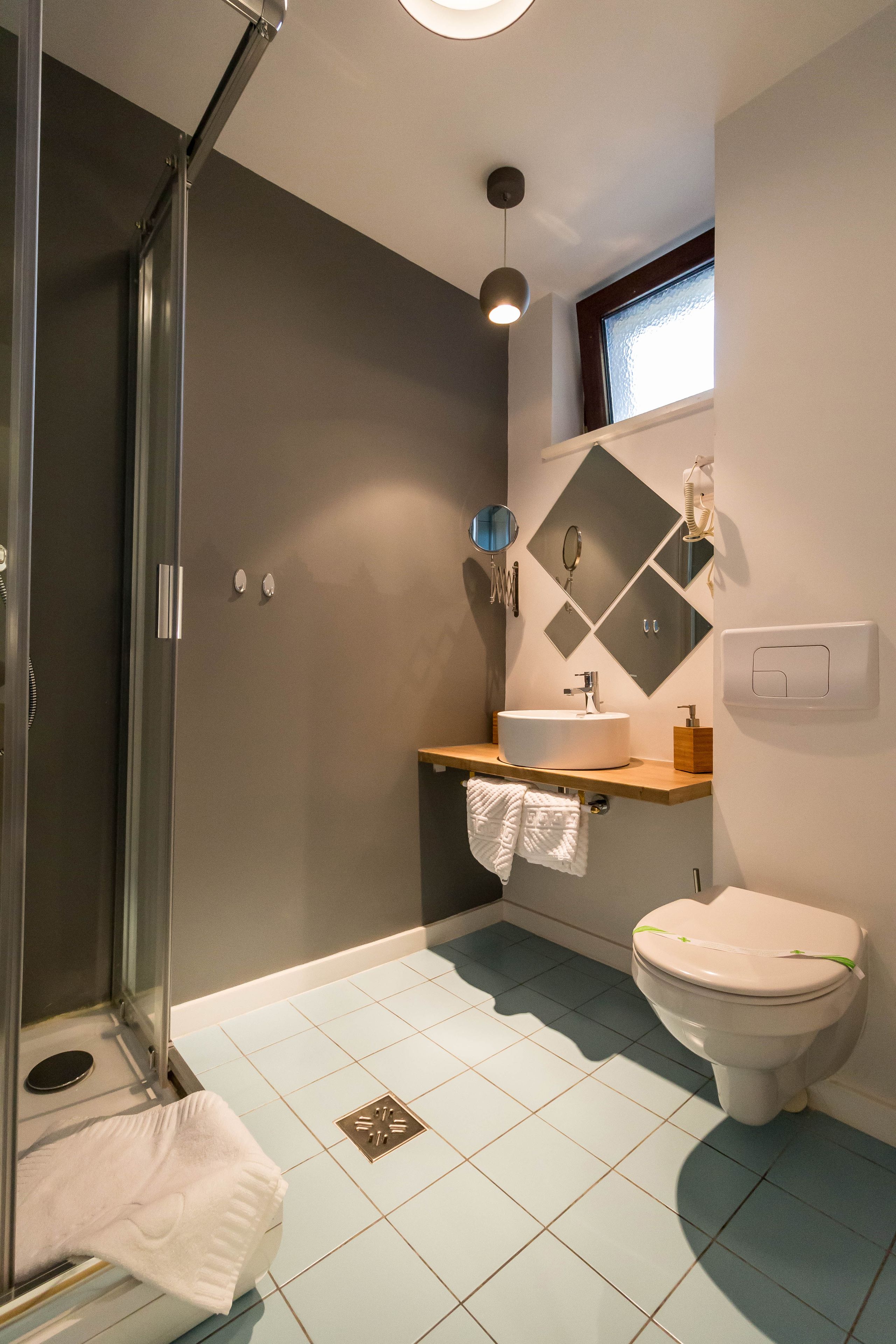 economy double room | bathroom | towels