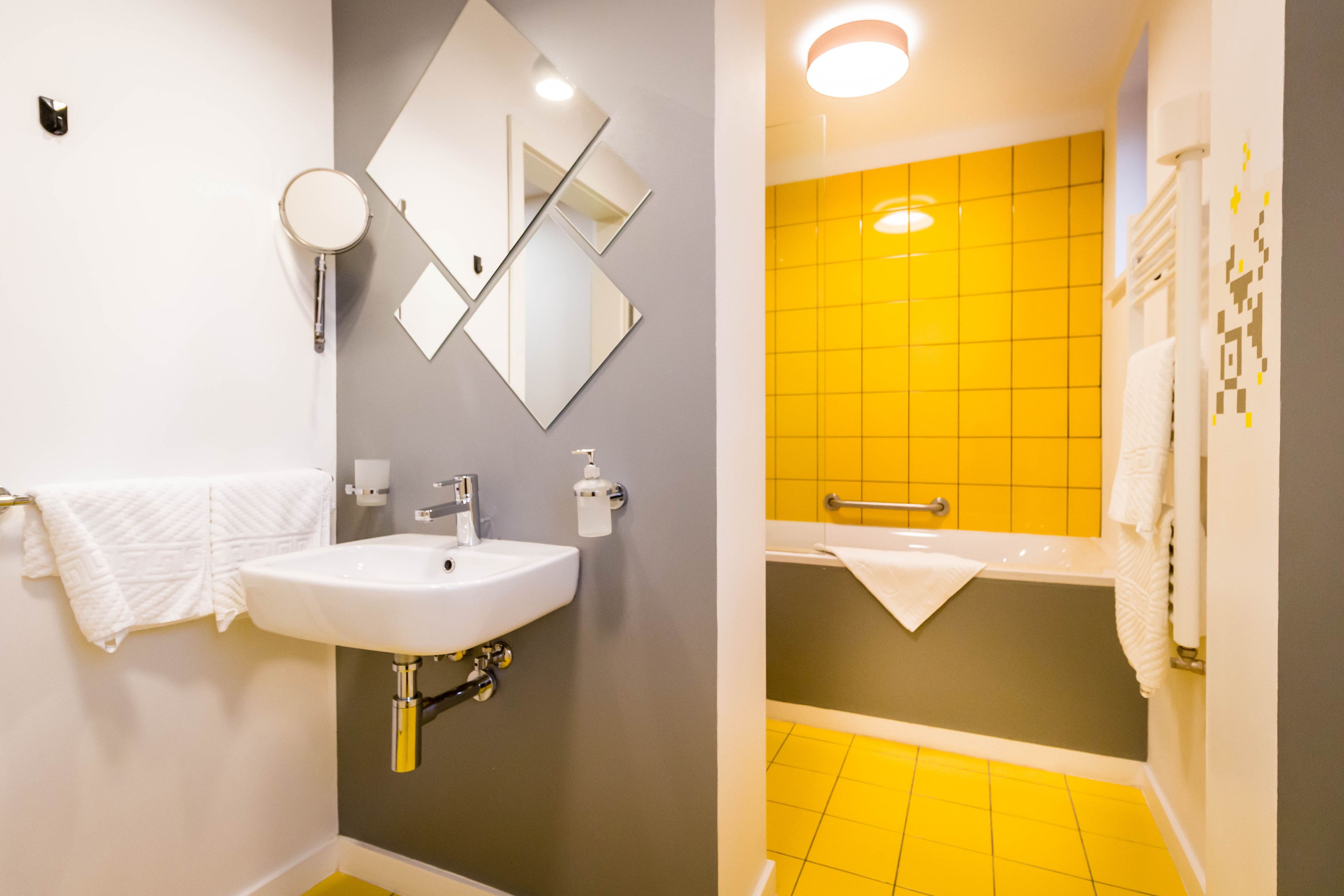 deluxe double room | bathroom | towels