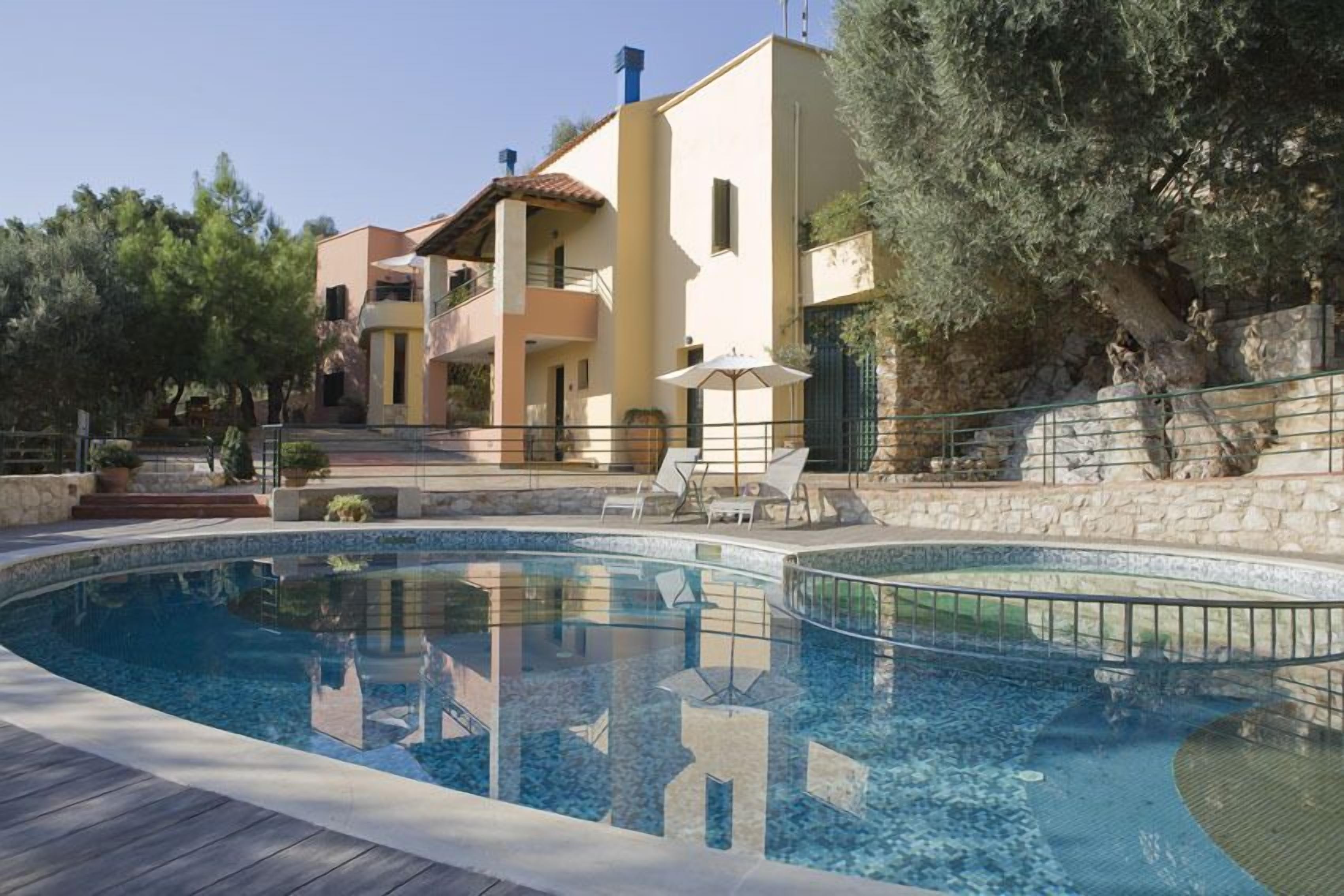 시즌별로 운영되는 야외 수영장, 수영장 파라솔, 일광욕 의자