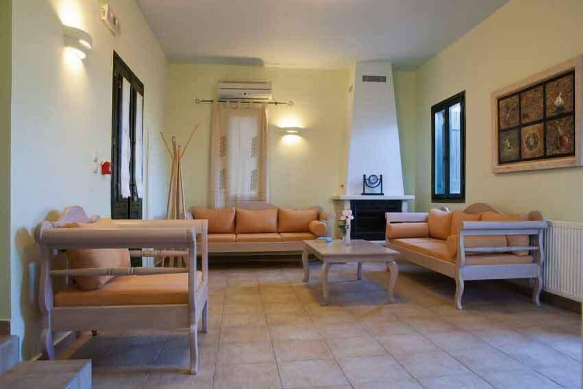 Una sala de estar con dos sofás, una mesa de centro y una chimenea.