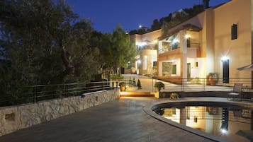 Seasonal outdoor pool, pool umbrellas, sun loungers