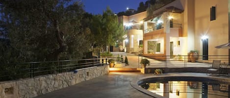 Piscina a l'aire lliure de temporada, para-sols i gandules