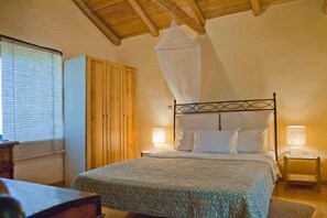 Maison, 2 chambres | 1 chambre, coffre-fort, bureau, fer et planche à repasser