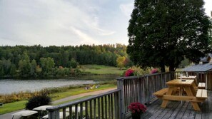 スタンダード ルーム クイーンベッド 1 台ソファーベッド付き バルコニー レイクビュー | 部屋からの景観