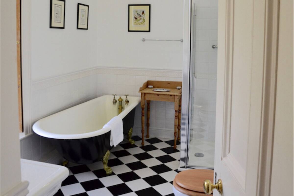 deep-soaking bathtub