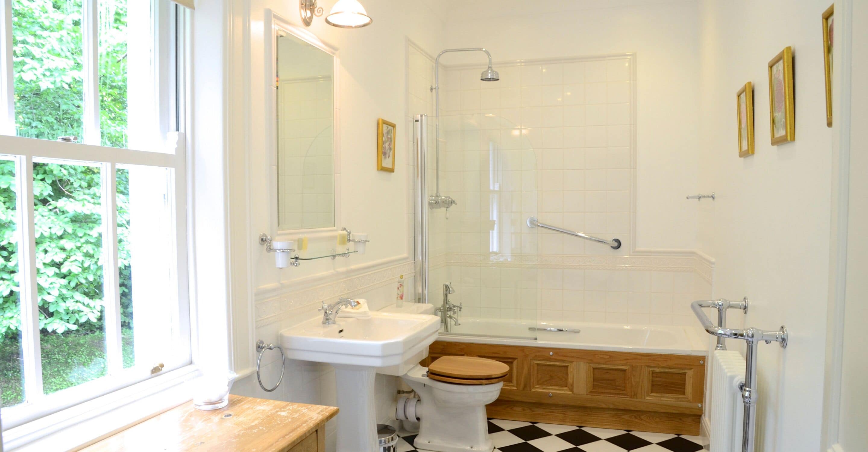 A bathroom with a toilet, sink, and bathtub.