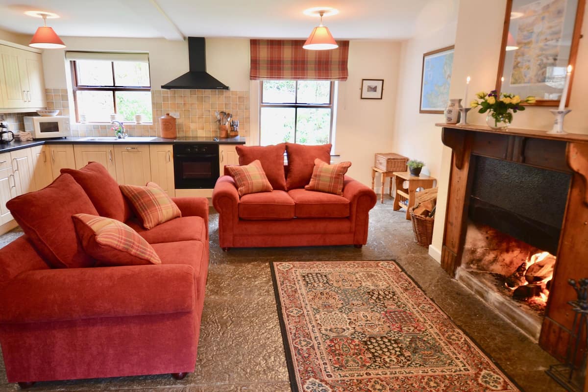 traditional cottage | 2 bedrooms, iron/ironing board, free wifi, bed sheets
