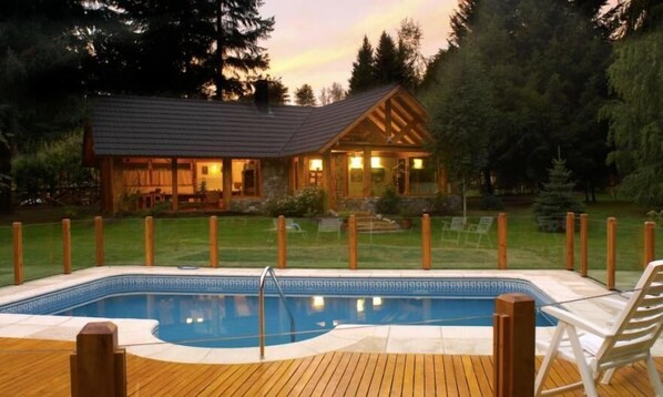 Seasonal outdoor pool - Alamos de Meli Tue Cabañas (Villa La Angostura)