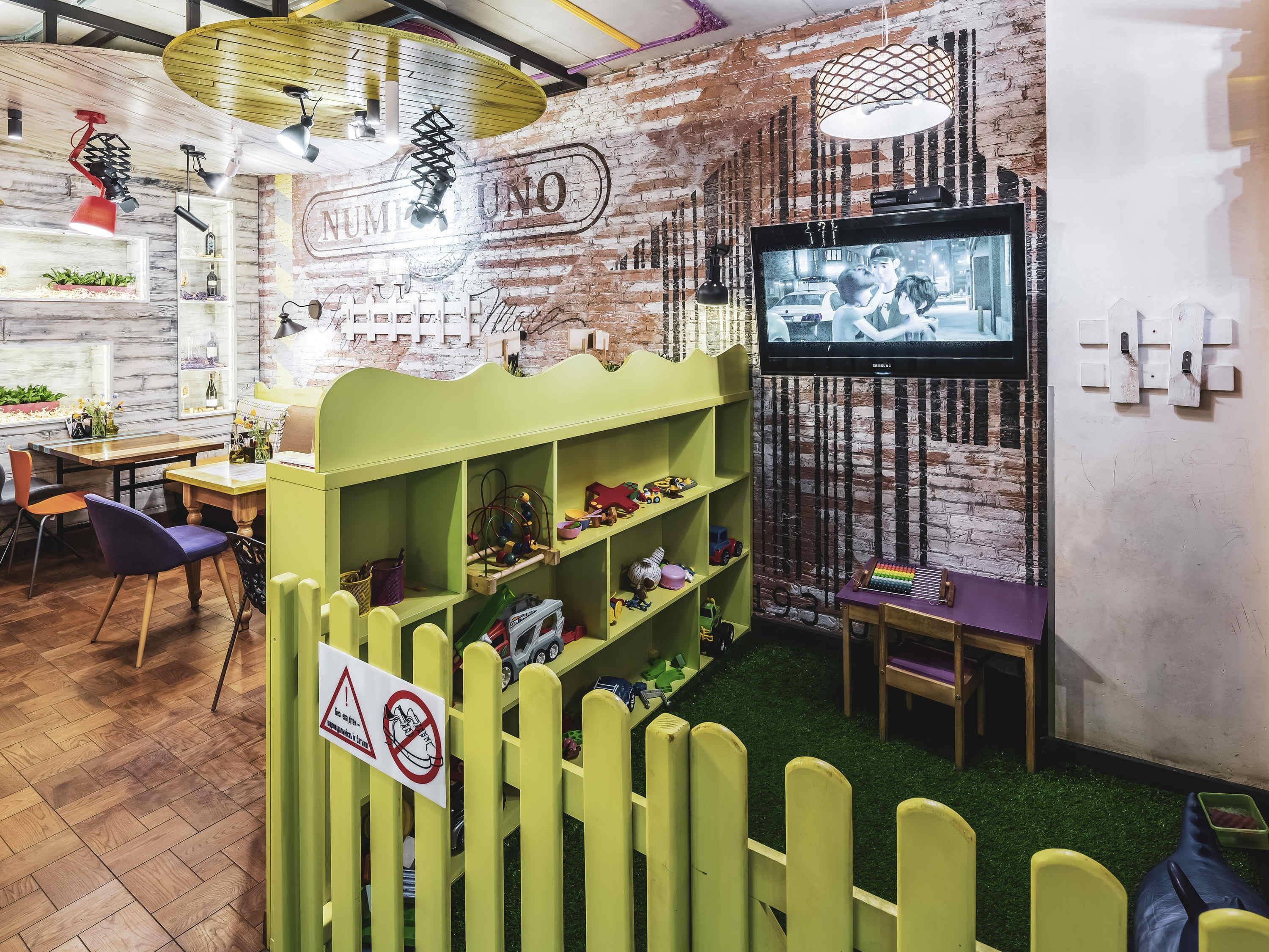 Lunch and dinner served, international cuisine