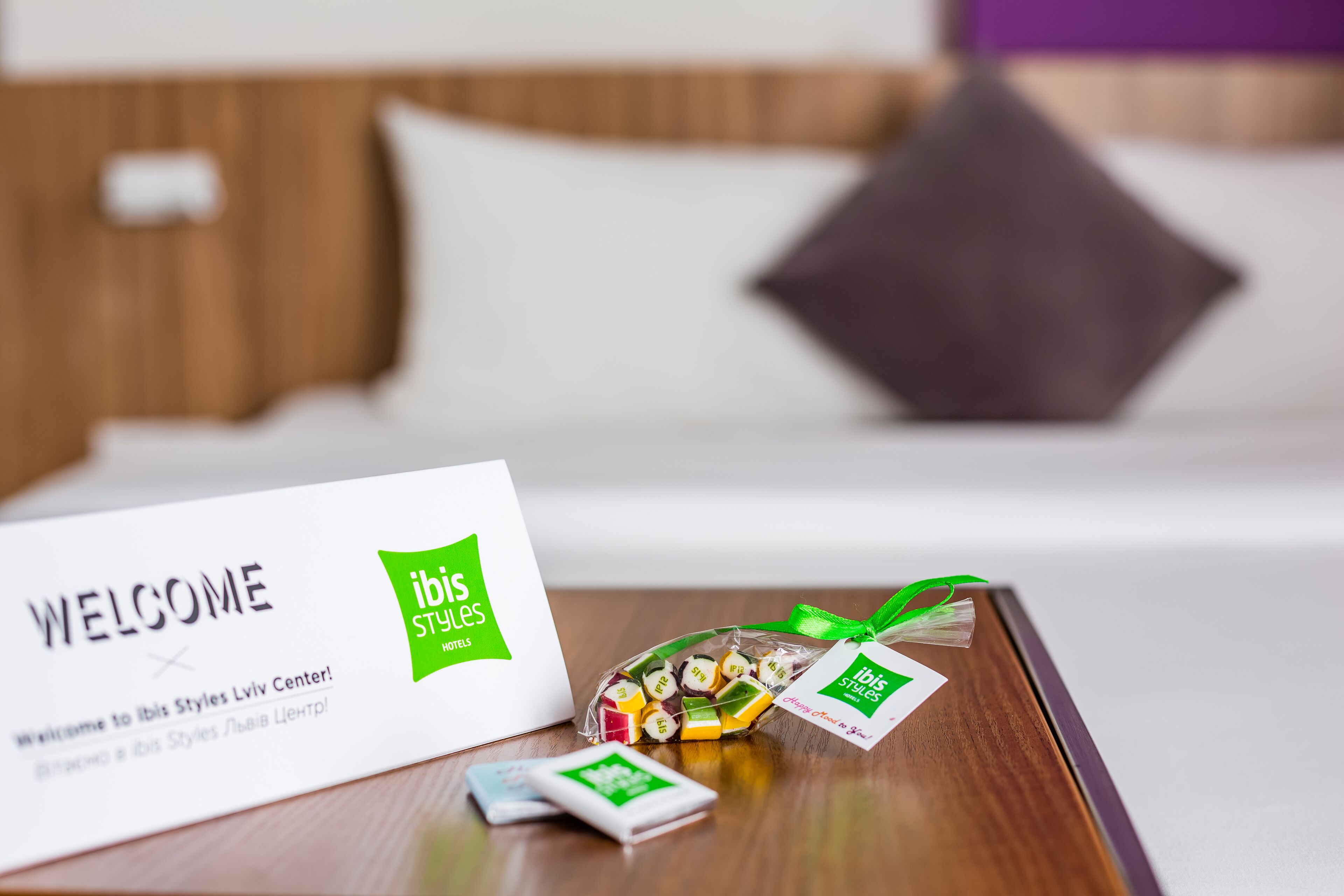 Ein Willkommensschild und ein Geschenkkorb auf einem Hotel Tisch.