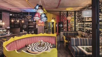 Serveert lunch en diner, internationale gerechten