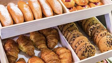 Daily buffet breakfast (UAH 370 per person)