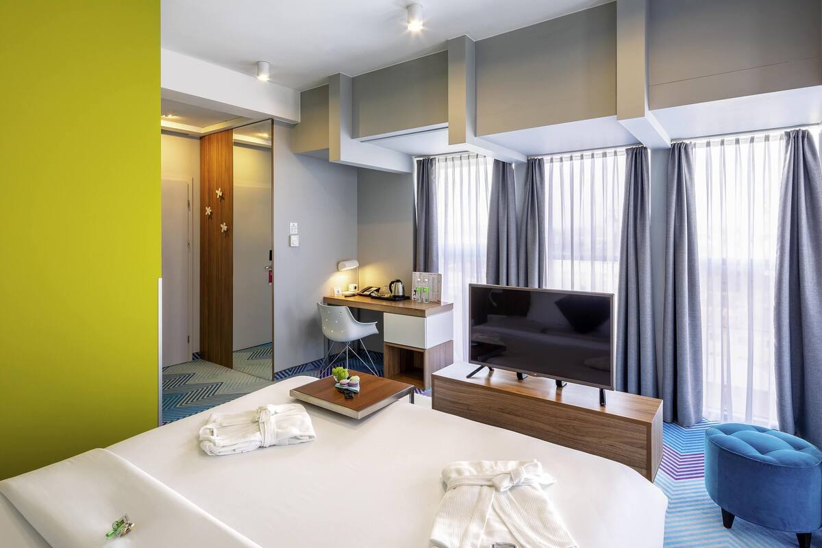 Premium Room, 1 Double Bed | In-room safe, desk, blackout drapes, soundproofing