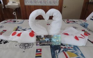 Een bureau, gratis wifi, beddengoed