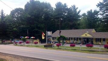 Vista frontal de la propiedad