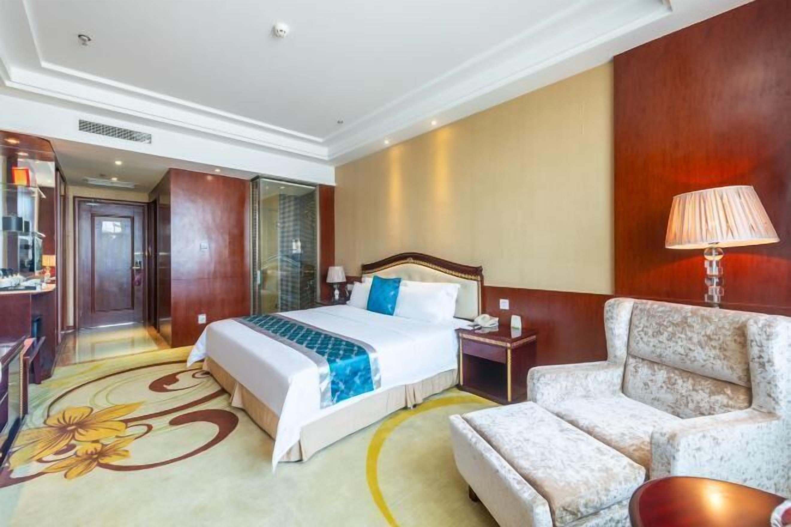 迷你吧、房內夾萬、鬧鐘