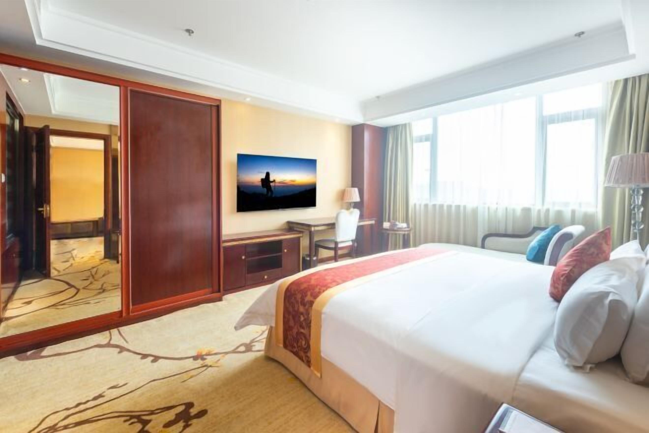 Minibar, in-room safe, alarm clocks