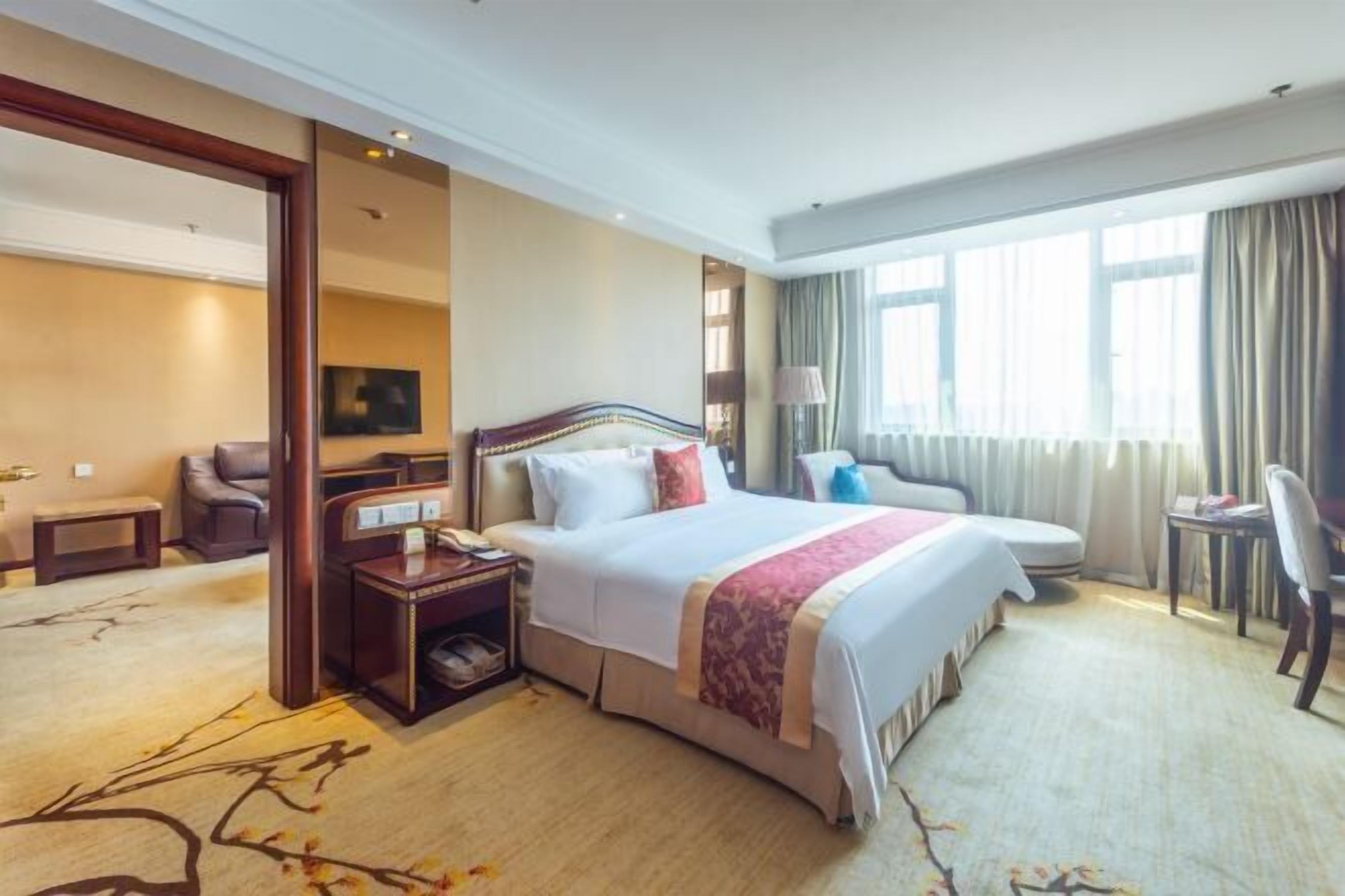 ميني بار وخزنة داخل الغرفة ومُنبهات