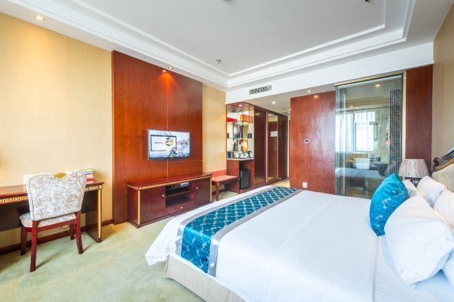 迷你吧、客房内保险箱、闹钟