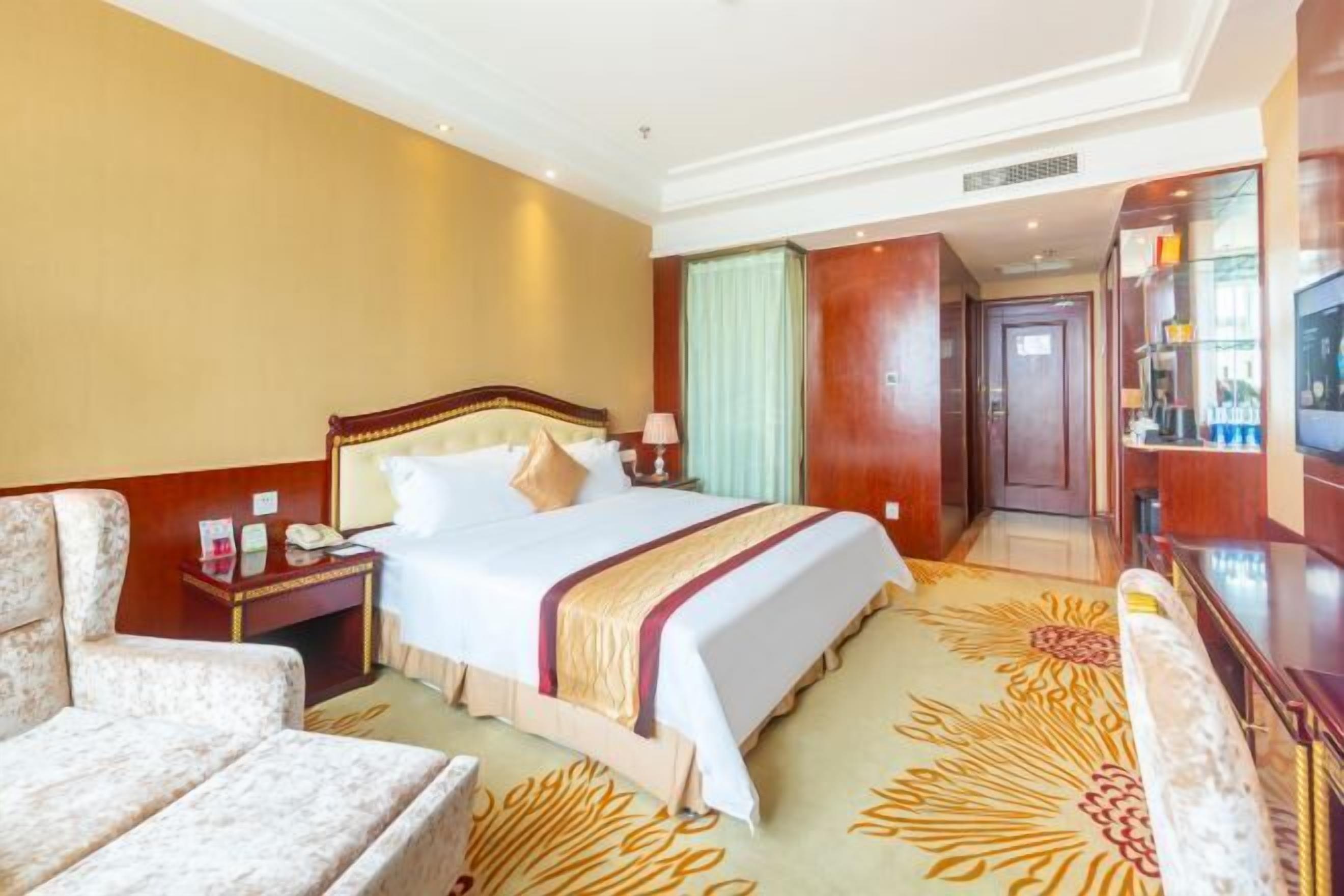 Minibar, in-room safe, alarm clocks