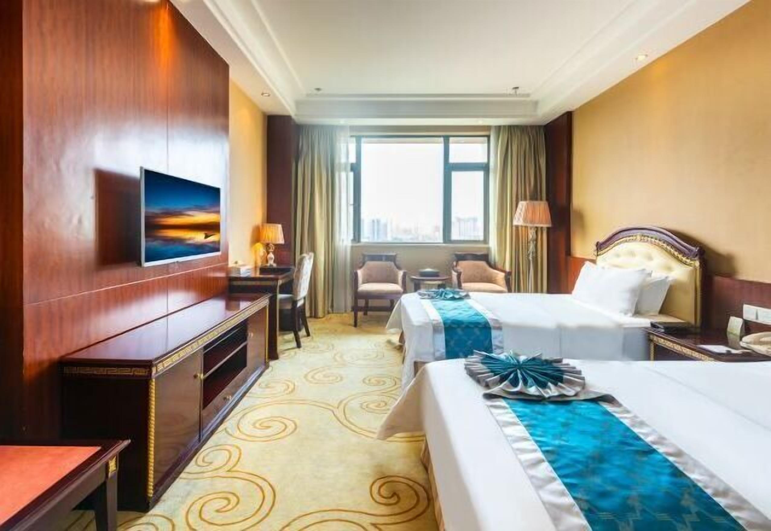 Minibar, in-room safe, alarm clocks