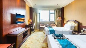 Minibar, brankas, dan jam alarm