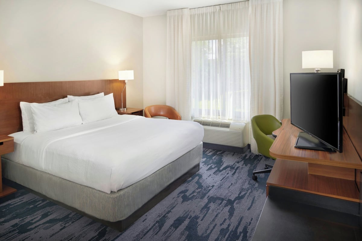 Desk, iron/ironing board, free WiFi, bed sheets