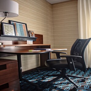 Een bureau, een strijkplank/strijkijzer, gratis wifi, beddengoed
