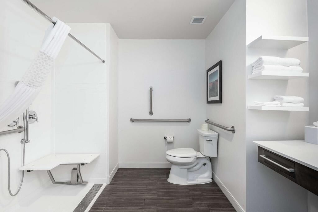 Combined shower/tub, towels