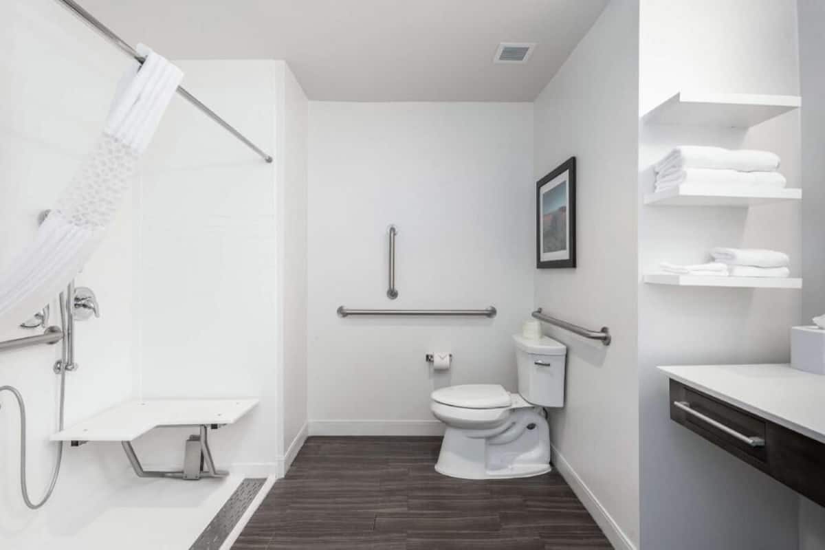 Combined shower/tub, towels
