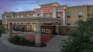 A Hampton Inn & Suites hotel with a red carpet entrance, a covered outdoor area, and a clear sky. - Hampton Inn & Suites Georgetown/Austin North (Georgetown)