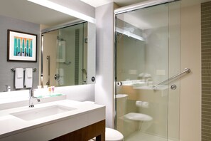 Kamer, 1 kingsize bed, toegankelijk voor mindervaliden, bad | Badkamer | Een douche, designer toiletartikelen, een haardroger, handdoeken