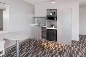 防过敏的被褥、客房内保险箱、办公桌、笔记本电脑工作区