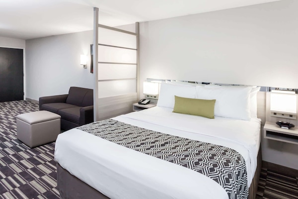 Hypo-allergenic bedding, in-room safe, desk, laptop workspace