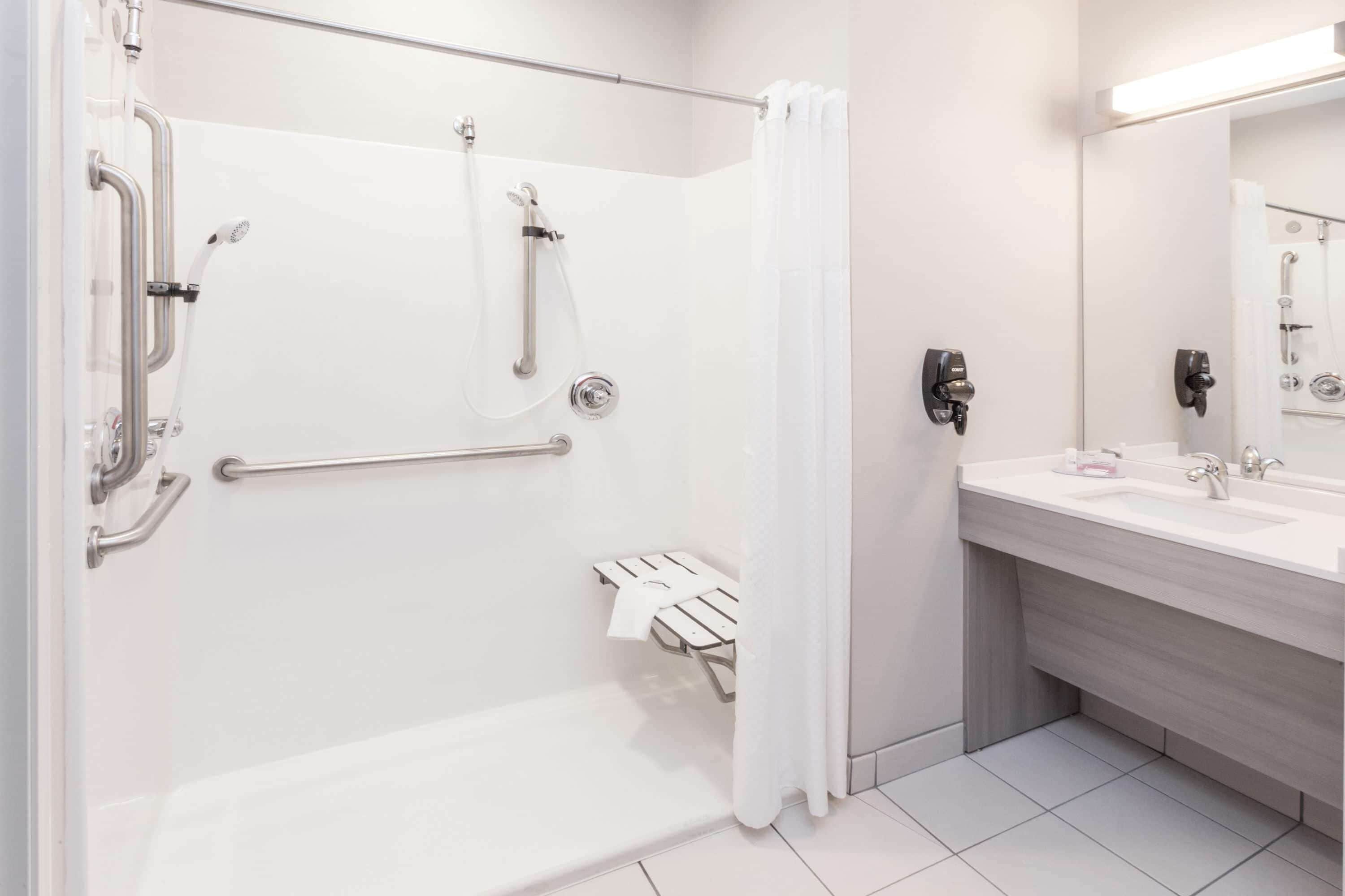 room, accessible, non smoking | bathroom | combined shower/bathtub, free toiletries, hair dryer, towels
