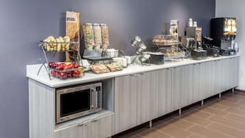 Café da manhã completo grátis todos os dias